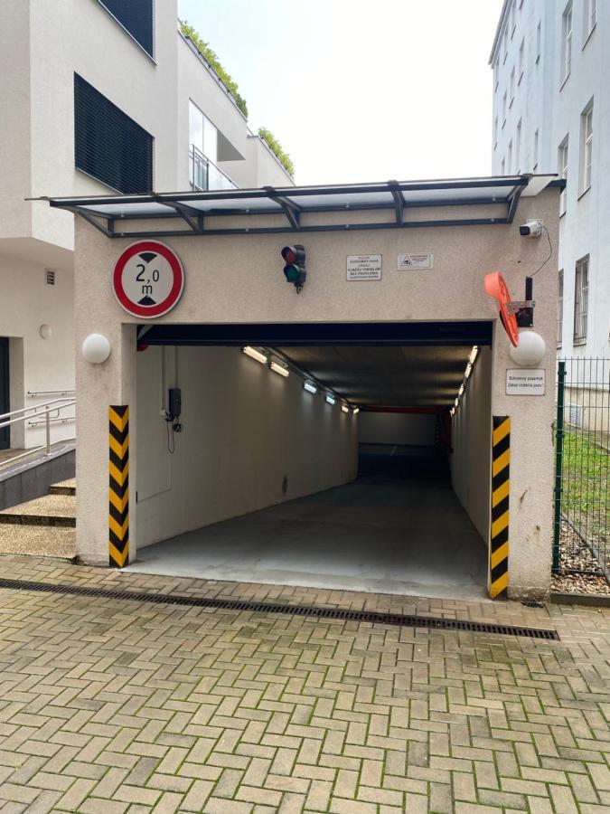 The Elite Suite II Downtown Ac & Garage Parking Bratislava Exterior foto