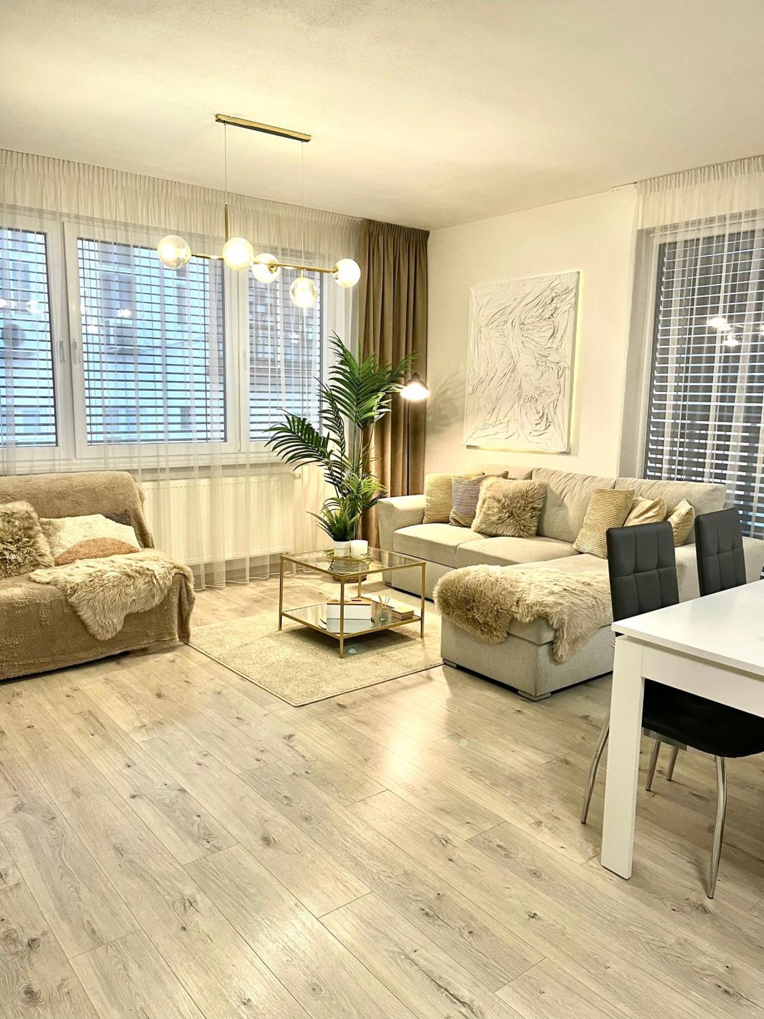 The Elite Suite II Downtown Ac & Garage Parking Bratislava Exterior foto